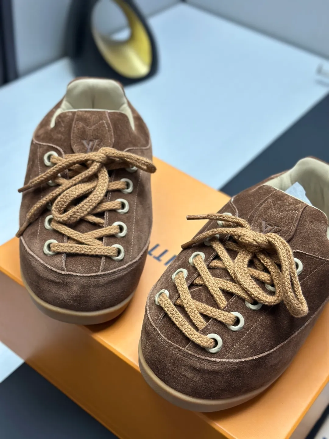 👟👟Ex-factory price 720👟👟 Top version LV-Louis Vuitton-Bread Catwalk New Style 1:1 development replica of the original version! ! The upper foot is very comfortable. It is made of luxurious materials and fine workmanship. The midsole is printed with English letters "Made in Europe". The upper is made of calfskin imported from Italy. The side is decorated with the brand's LOGO and signature. The latest latex foot pads and mesh lining make the foot feel super comfortable. The original two-color TPU combination outsole is specially provided by the original factory. Bag technology Goodyear stitched edges Fabric: Exclusive customized first-layer cowhide Accessories: Exclusive private model Vuitton logo, lining: Customized silk mesh lining - first-layer silk cowhide lining Outsole: TPU combination outsole wear-resistant, non-slip and anti-yellowing Foot pads: new latex pads-mesh sweat-absorbent Counter technology: fully computerized sewing machine wire drawing Toe box back cover Hot and cold shaping Full set of pull-top lasts with medium and low logo patterns Counter packaging - Shoelaces, certificates, cards, instructions, certificates, dust bags, the most complete packaging on the entire network, women's models 35-40 men's models are under development